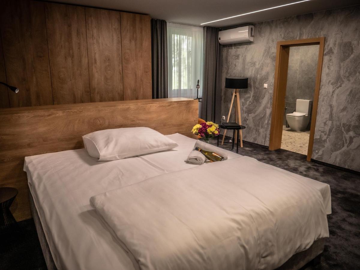 Hotel Novy Kastiel - Self Check-In Topoľčany Dış mekan fotoğraf