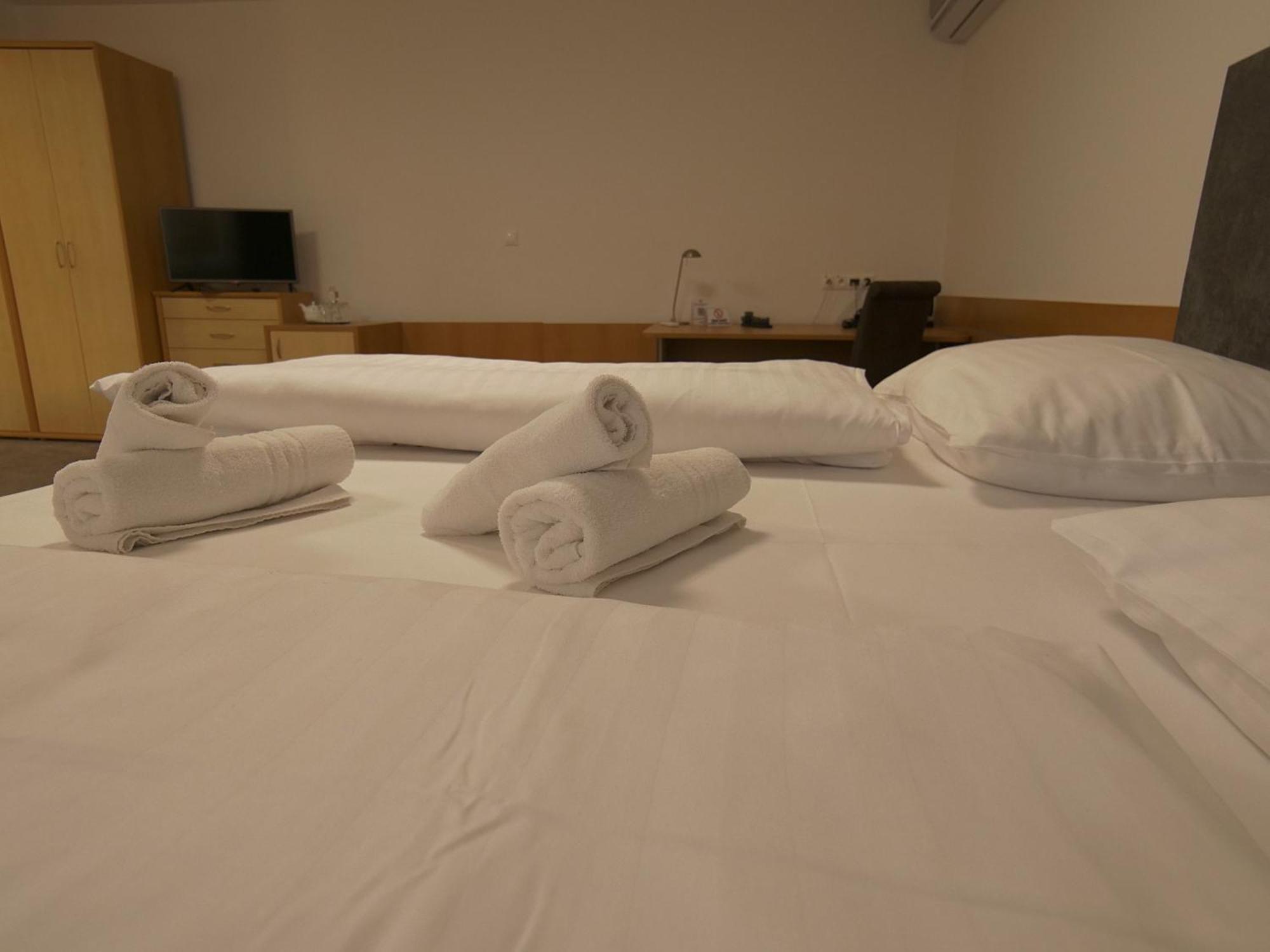 Hotel Novy Kastiel - Self Check-In Topoľčany Dış mekan fotoğraf