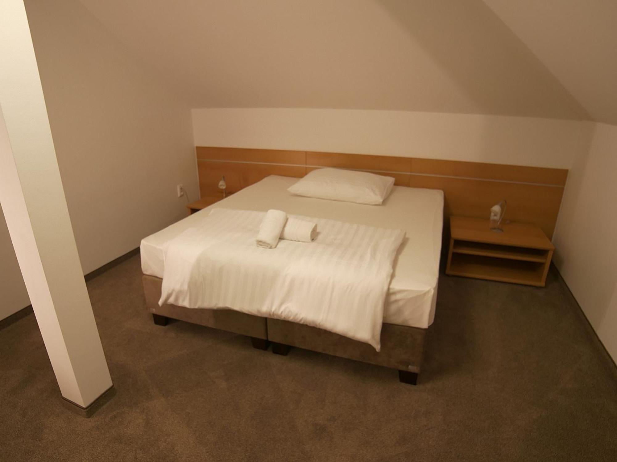 Hotel Novy Kastiel - Self Check-In Topoľčany Dış mekan fotoğraf