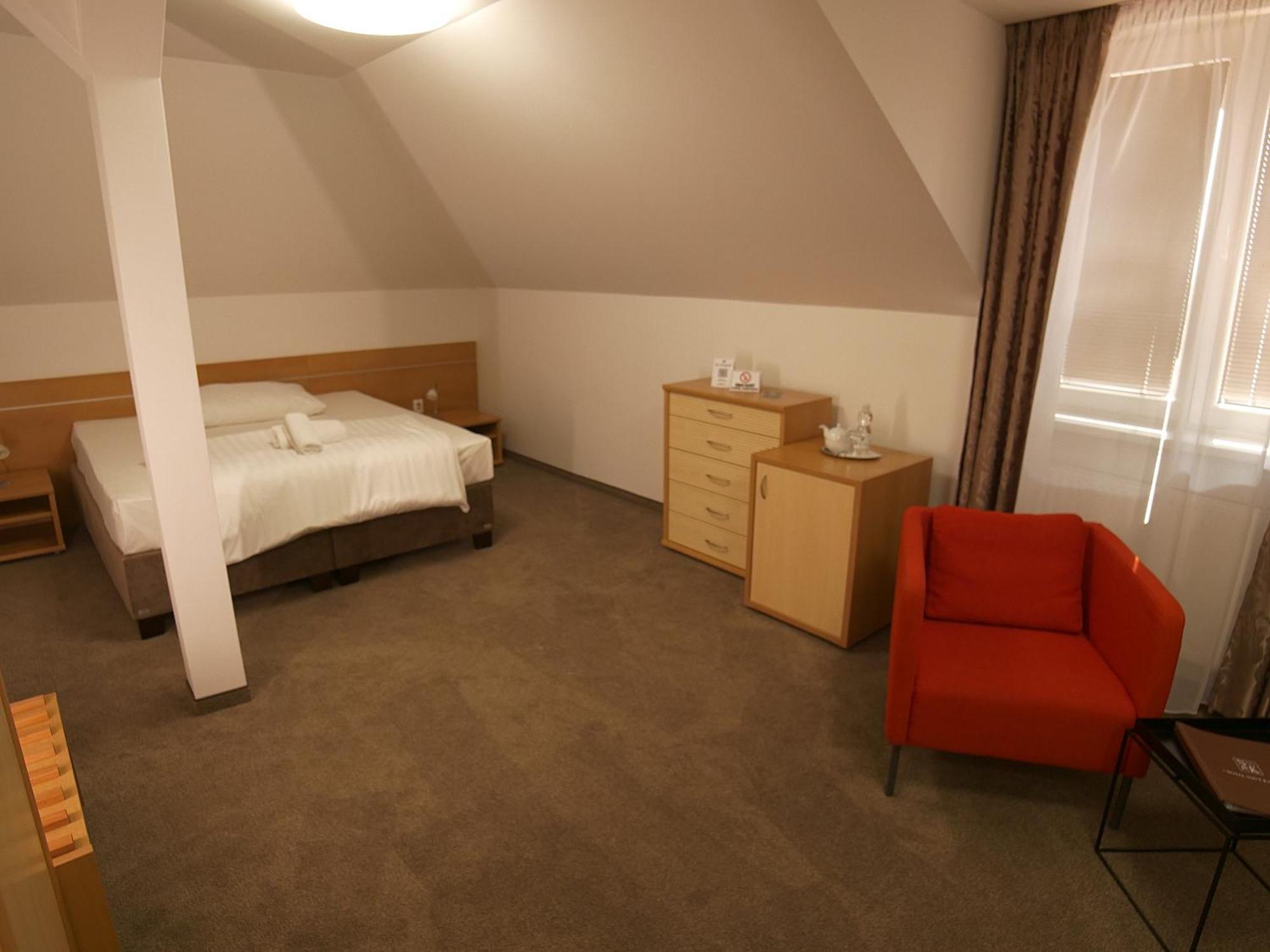 Hotel Novy Kastiel - Self Check-In Topoľčany Dış mekan fotoğraf